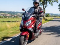 Jupiter GT 300 raudona metalinė